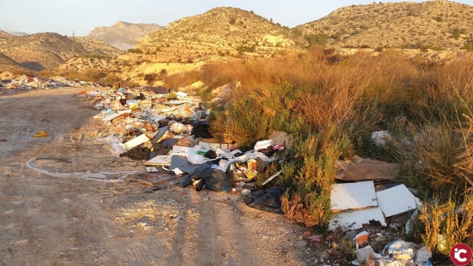 La Concejalía de Medio Ambiente limpia varios vertidos incontrolados.