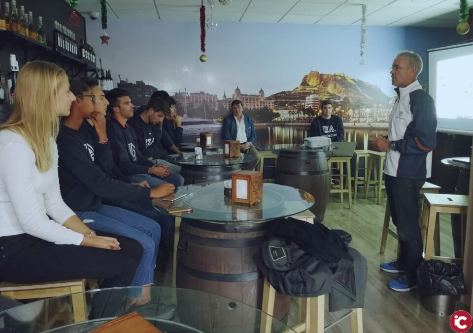 La Universidad de Alicante presenta los equipos de vóley playa para la próxima temporada