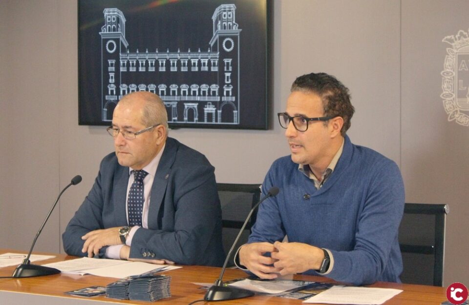 El Ayuntamiento estrena una macroproyección en 3D y 4K sobre su fachada con la historia alicantina de Santa Claus