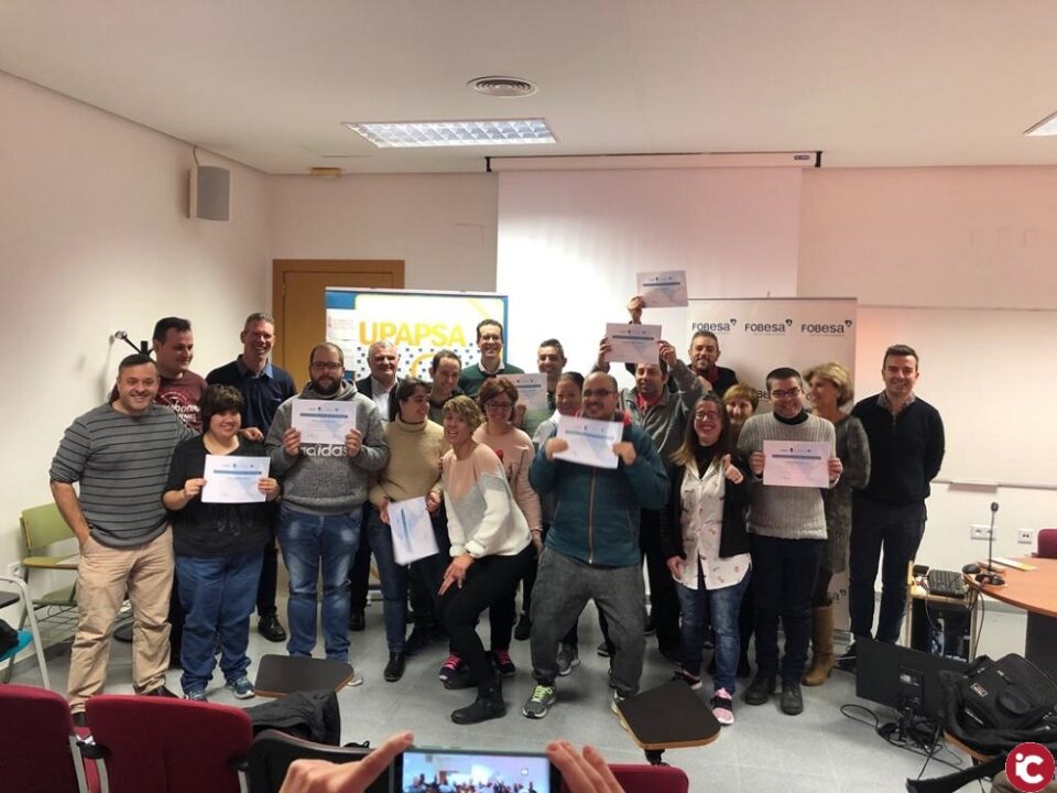 El alcalde de Elda entrega los diplomas a los alumnos del curso 'Recicla Empleo' de Fobesa