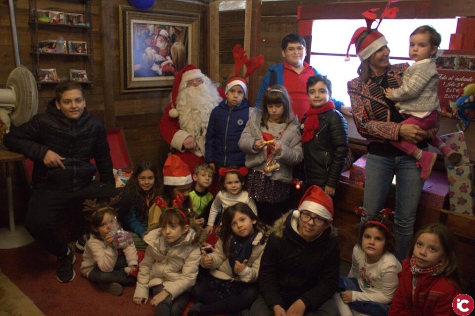 Los niños de la planta de oncología infantil del Hospital General visitan la casa de Papa Noel