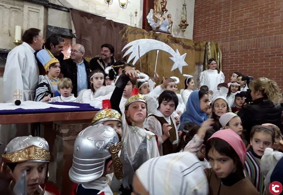 El alcalde de Alicante asiste a la representación del Belén Viviente realizado por los niños y niñas de La Florida