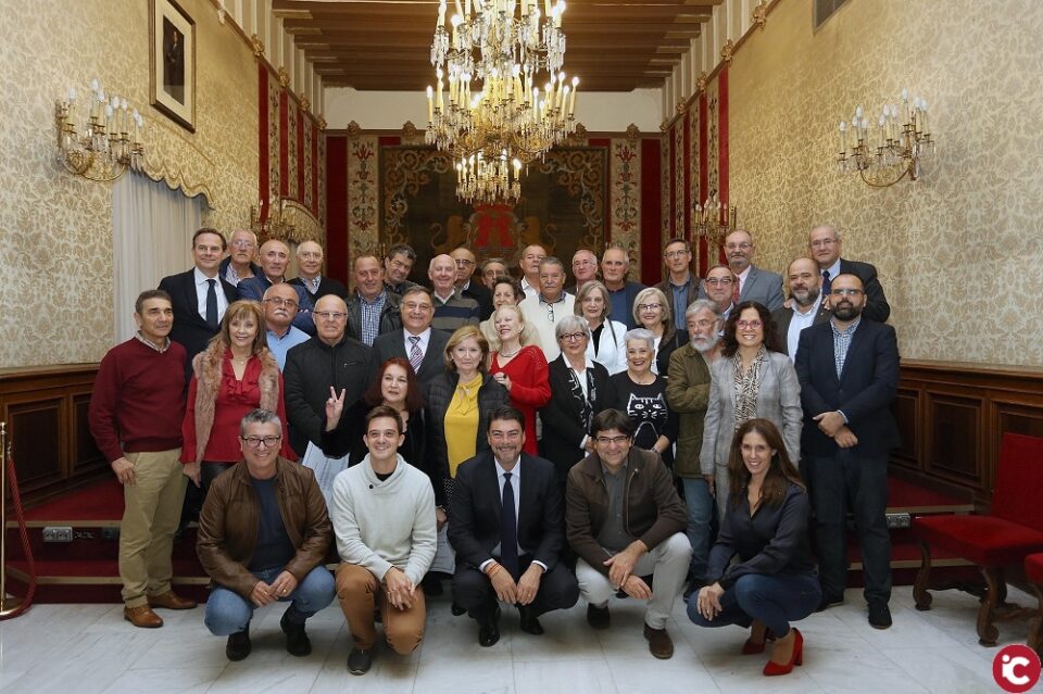 El Ayuntamiento de Alicante rinde homenaje a cincuenta y cinco jubilados del 2017 y 2018