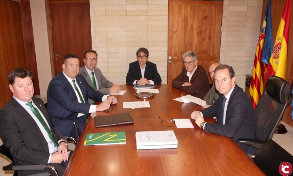 El Ayuntamiento de Alicante va a ejecutar importantes inversiones en los barrios tras la firma del préstamo de ocho millones de euros realizada hoy con Eurocaja Rural