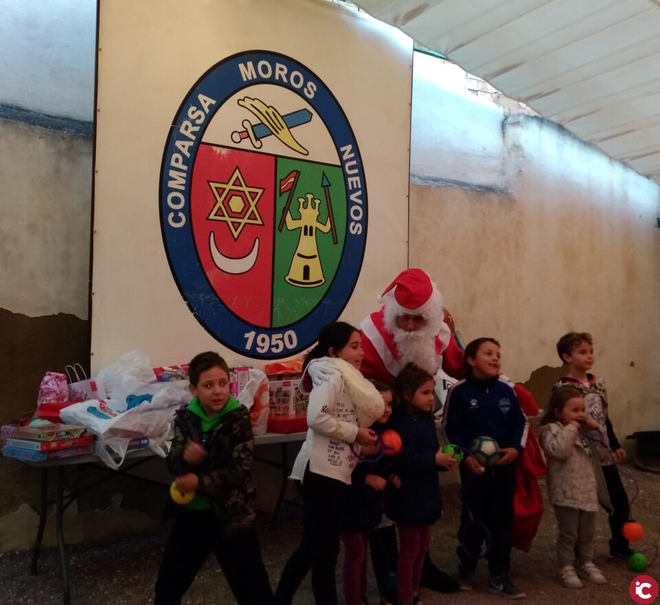 La Comparsa de Moros Nuevos recauda más de 70 juguetes en su Comida Solidaria de Navidad