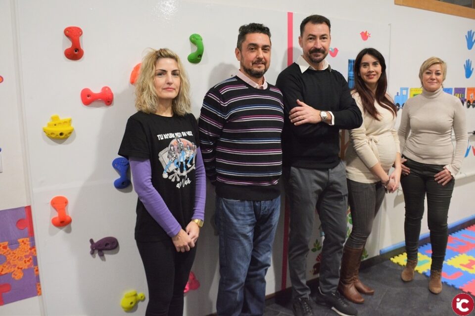 La asociación Apanah inaugura un rocódromo en su sede para que los niños realicen actividades físicas de una manera divertida