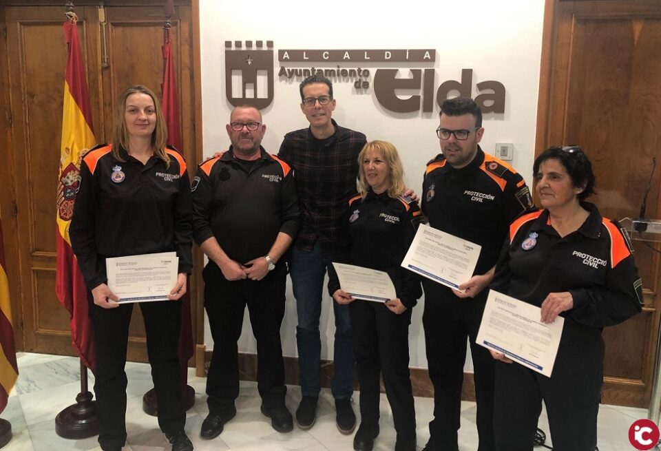 El Ayuntamiento de Elda recibe a los voluntarios de protección civil para entregarles un diploma