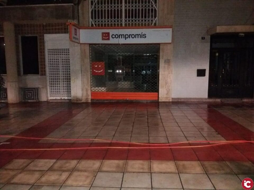 El Ayuntamiento limpia de urgencia las pintadas aparecidas en las fachadas de las sedes de los partidos políticos