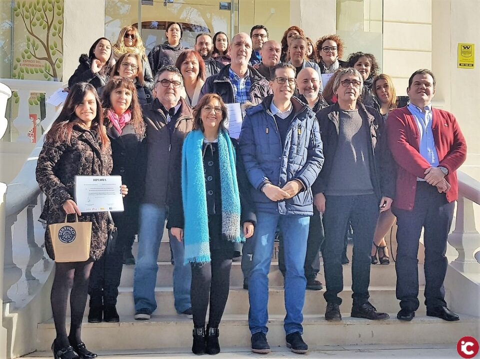 Los talleres de empleo de carpintería y de atención socio sanitaria de IDELSA han terminado con la entrega de diplomas