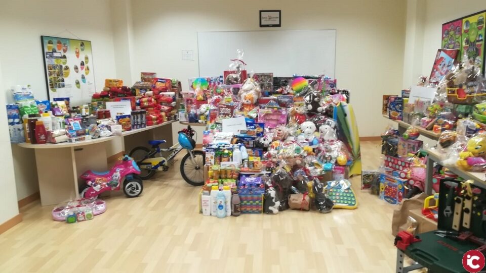 La edil de Coordinación de Proyectos asiste a la Jornada solidaria de entrega de juguetes y alimentos a varias asociaciones en la zona Centro