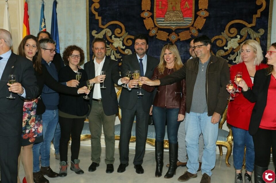 El alcalde brinda para festejar la Navidad por los que une y nos importa: Alicante