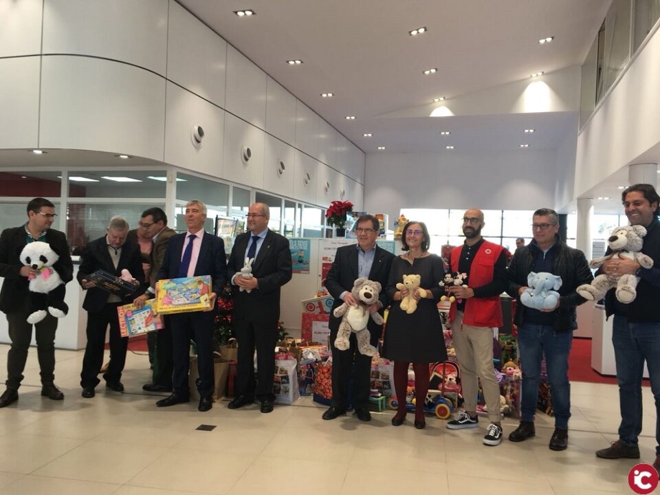Jornada solidaria hoy en Alicante con la entrega de doscientos alimentos y un centenar de juguetes de la plantilla de Sala Seat Rodríguez a Cruz Roja