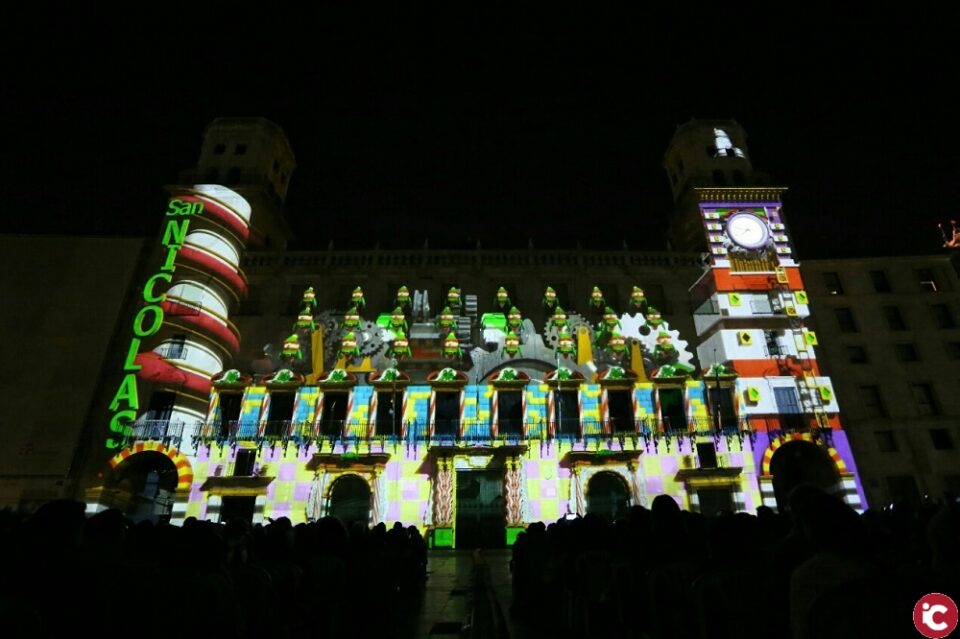 Más de tres mil personas acuden al primer pase del videomapping y llenan la Plaza del Ayuntamiento para ver un espectáculo único de imagen y sonido sobre la historia de Santa Claus en Alicante