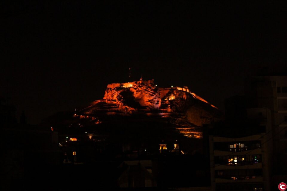 El Castillo de Santa Bárbara se convertirá en el referente de Alicante en momentos especiales y conmemorativos con un sistema de iluminación que le permitirá cambiar de color
