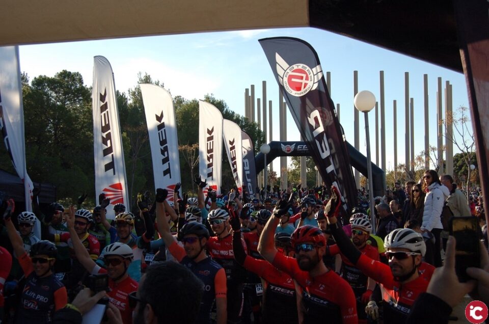 Un millar de ciclistas hacen más grande la Christmas Classic en su décimo aniversario