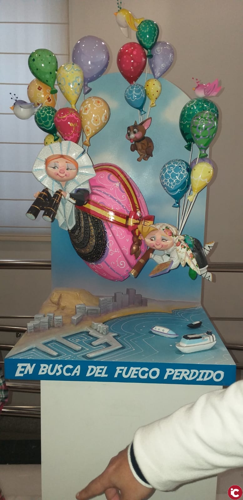 El Ayuntamiento de Alicante recibe el ninot de la Hoguera Oficial infantil que se podrá visitar en el Museo de Hogueras