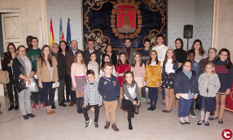 El Ayuntamiento entrega a una veintena de jóvenes los premios del concurso de Fiestas de dibujos y fotografías
