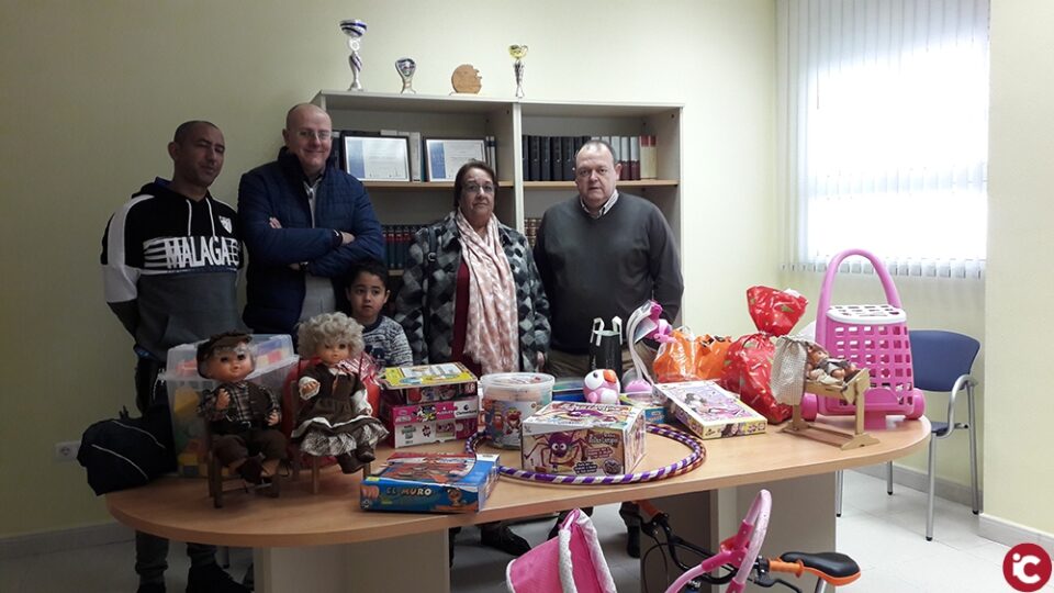 La delegación del ICALI en Villena entrega los juguetes donados por los letrados a la asociación AlRomale