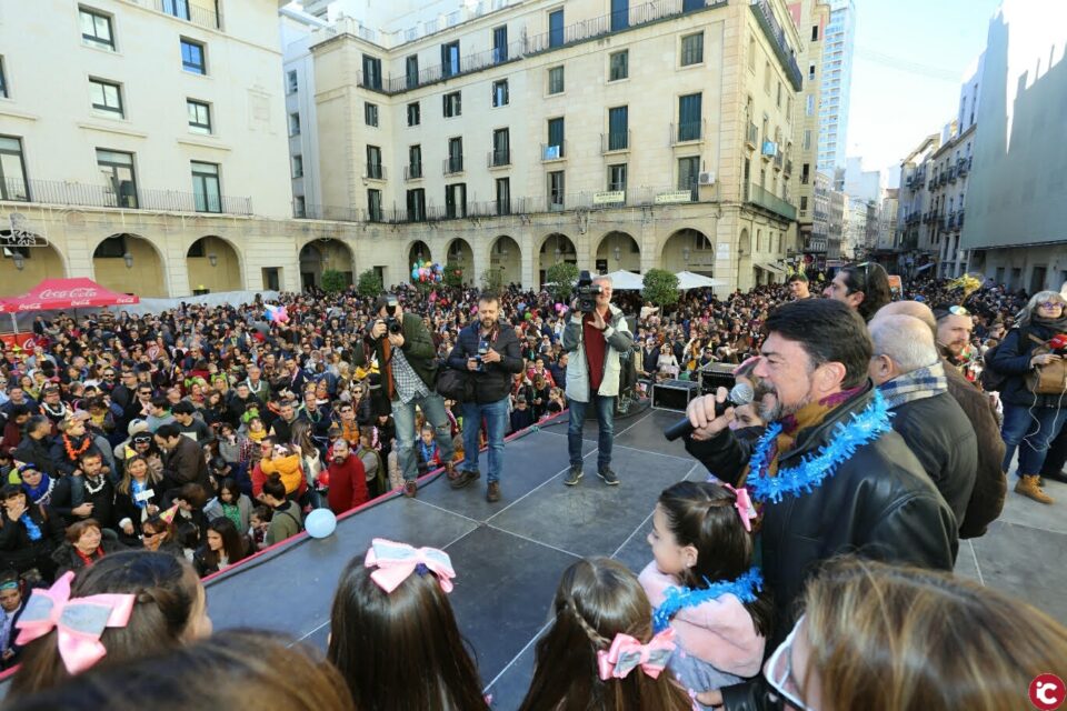 La Fiesta de Cotillón Infantil reúne a más de 3.000 personas en la Plaza del Ayuntamiento para despedir el año