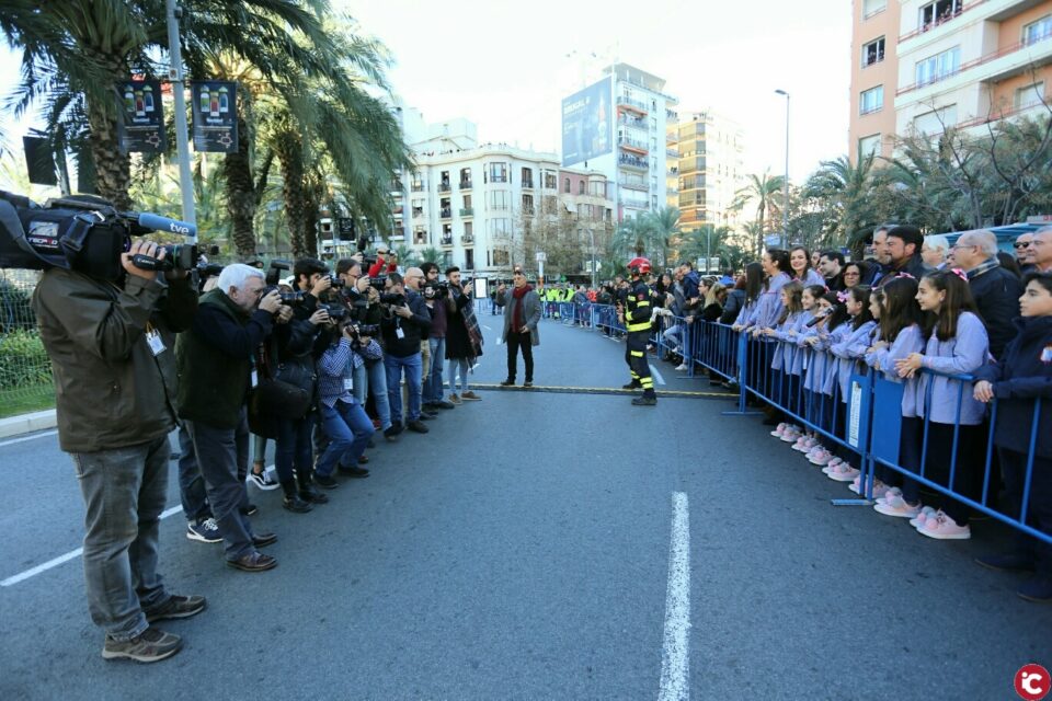El alcalde Luis Barcala presencia la mascletà de Reyes Martí de Fin de Año en la que los truenos de aviso simulan las campanadas