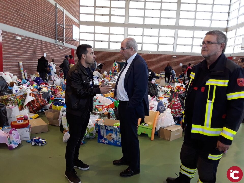 Los bomberos del SPEIS reparten más de 4.000 juguetes y comida en su Jornada solidaria a Cáritas