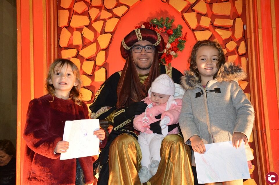 El paje Real acoge las cartas de los niños pinoseros en un ambiente de fiesta