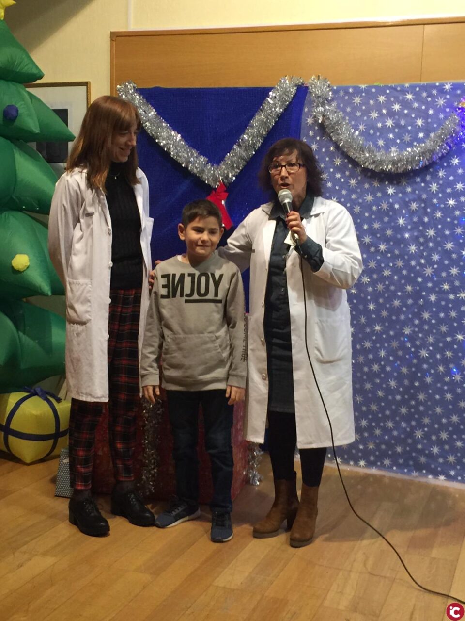 Unidos en la alegría en el departamento de Salud de Elda