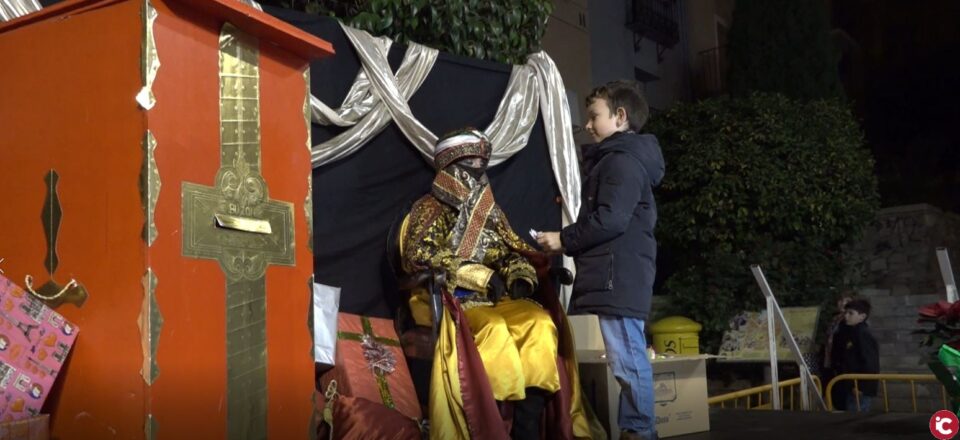 El Cartero Real recogió decenas de cartas escritas por los niños de Agost