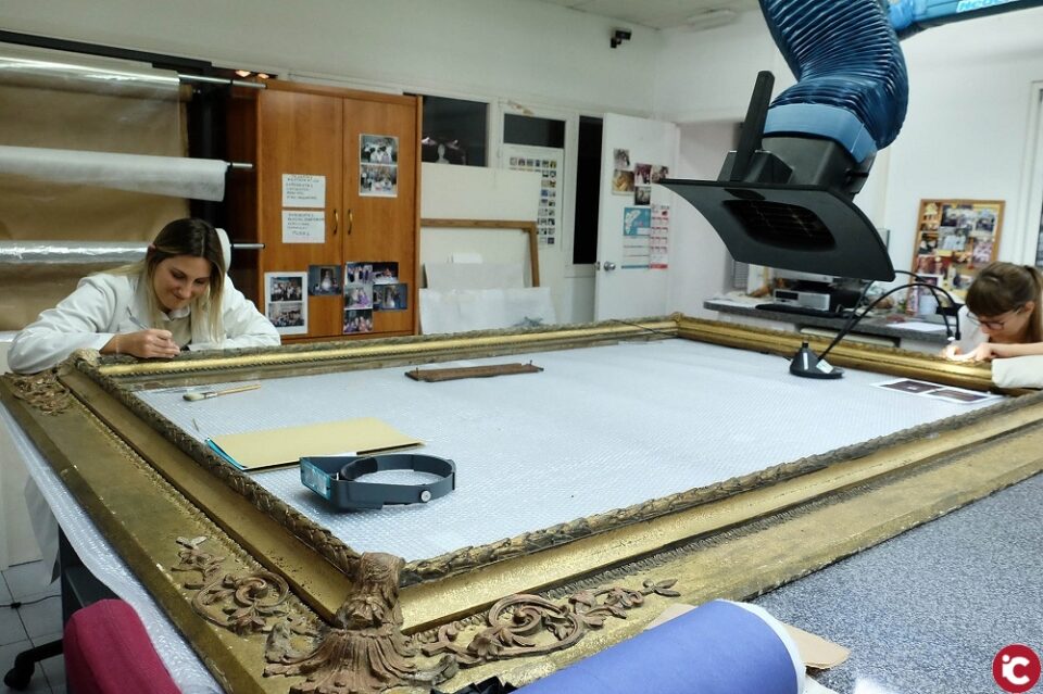 El laboratorio de restauración de la Diputación de Alicante trabaja en la conservación de más de 60 obras de arte al año