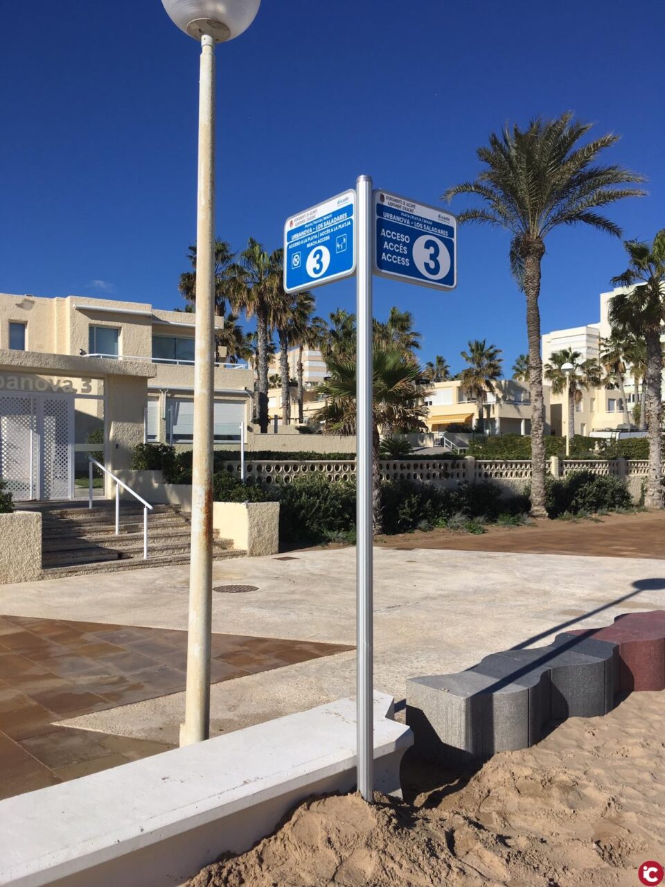 Turismo señaliza todos los accesos de las playas y renueva los paneles informativos