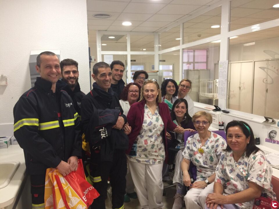Visita de los bomberos al Hospital General Universitario de Elda