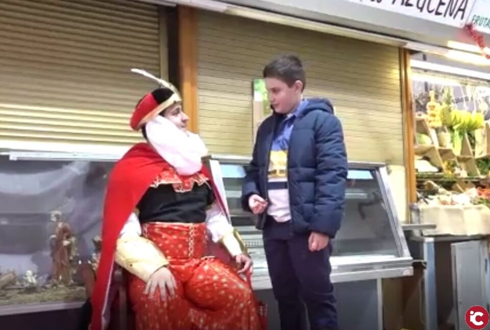 Los Pajes Reales visitan los mercados municipales de Alicante