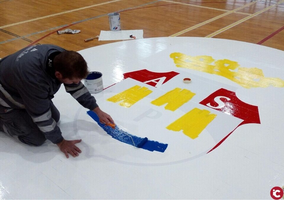 Deportes renueva el parquet del pabellón municipal de Aspe