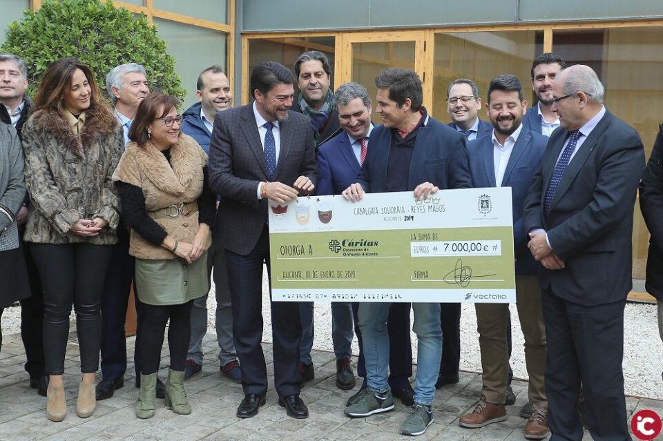 El alcalde de Alicante dona a Cáritas los 7.000 euros recaudados en la Cabalgata Solidaria de Reyes Magos para proyectos sociales de Familia e Infancia