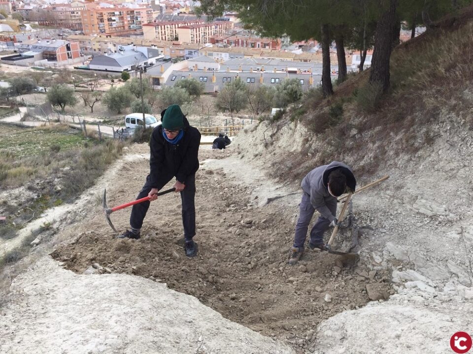 Los alumnos del IES Fray Ignacio Barrachina cuidan los parajes naturales de Ibi
