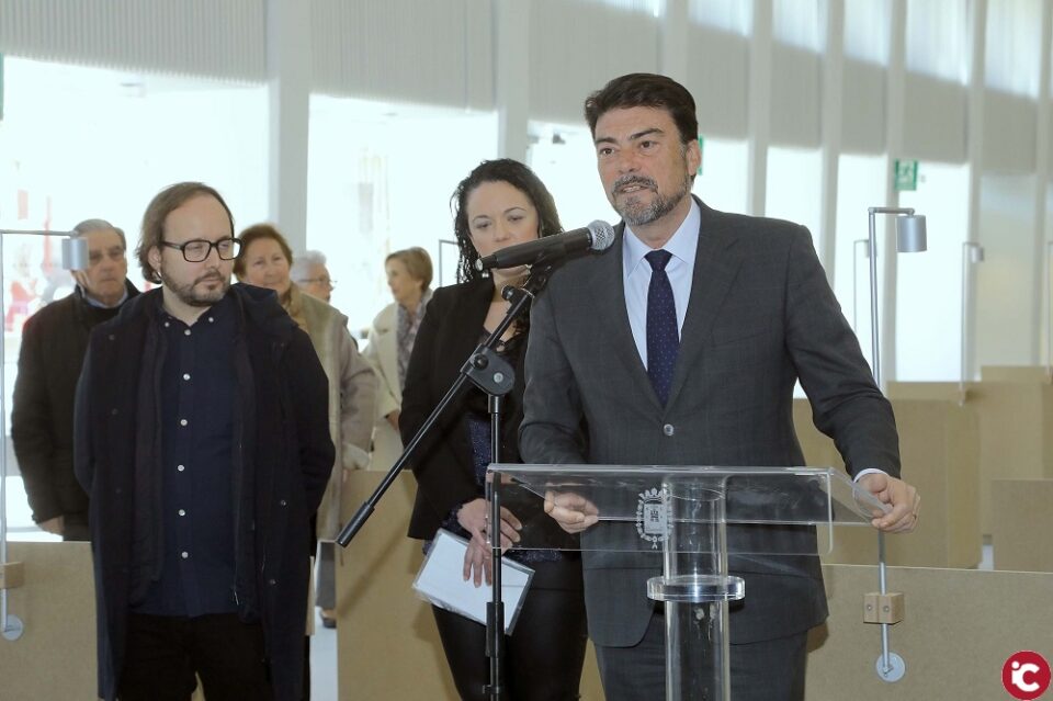 El Alcalde de Alicante recuerda a las víctimas de ETA en la exposición "A la hora