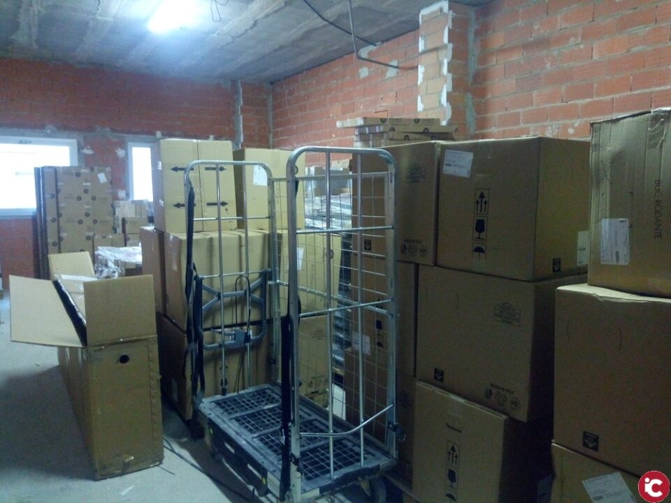 CSIF denuncia que el mobiliario para renovar el existente en los juzgados de Elda se encuentra almacenado en la segunda planta de los de Novelda