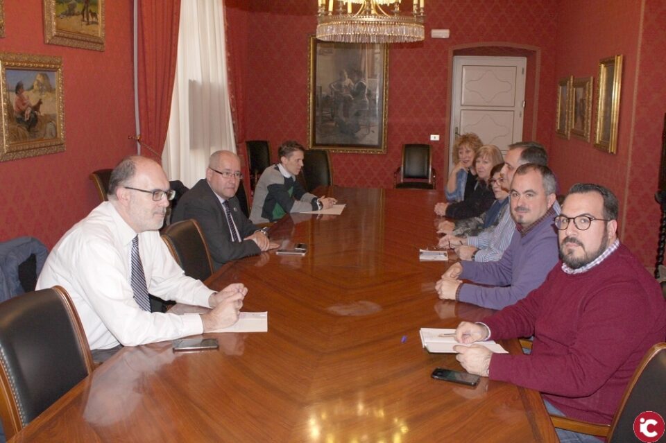 La Comisión Asesora estudia las propuestas de portada y maquetación de la Revista Oficial de Semana Santa