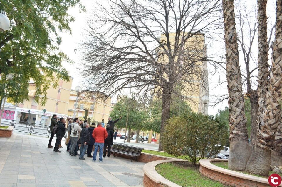 Los empleados municipales y de la contrata de jardines realizan un curso de poda para mejorar sus trabajos en las zonas verdes de Elda