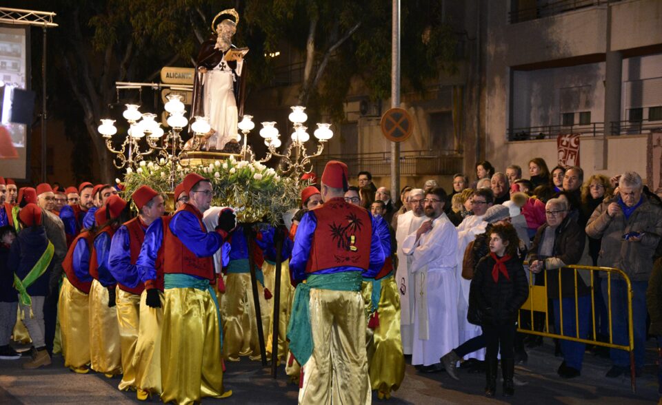 Elda demuestra su veneración al santo de los Moros y Cristianos