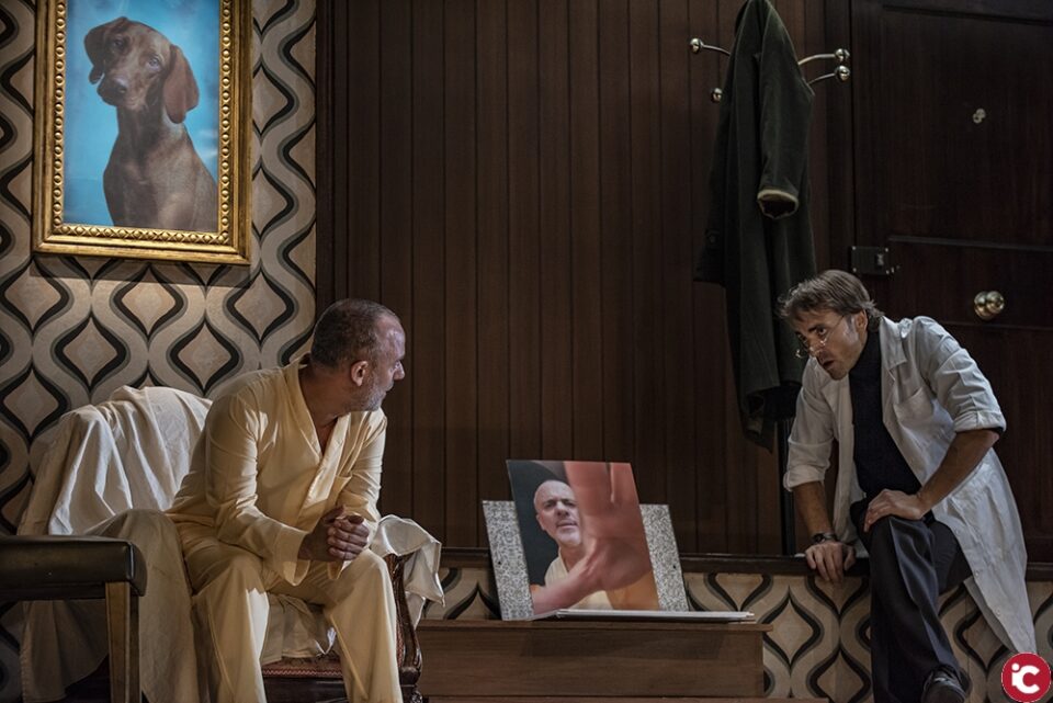 El actor Javier Gutiérrez llega al Teatro Chapí de Villena con la función "¿Quién es el señor Schimitt?