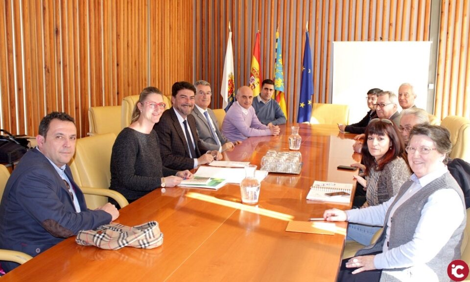 Barcala recibe el respaldo de Escuelas Católicas para volver al distrito único en Alicante y se compromete a apoyar el restablecimiento de las aulas concertadas suprimidas por Marzá