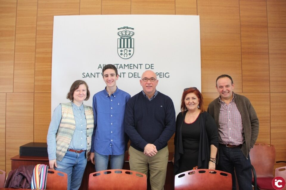 El alcalde de San Vicente recibe a Alberto Navalón