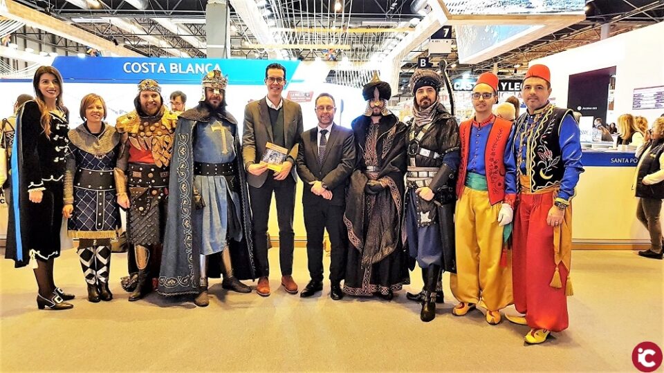 Los Moros y Cristianos de Elda presentan en Fitur el folleto promocional de su 75 aniversario