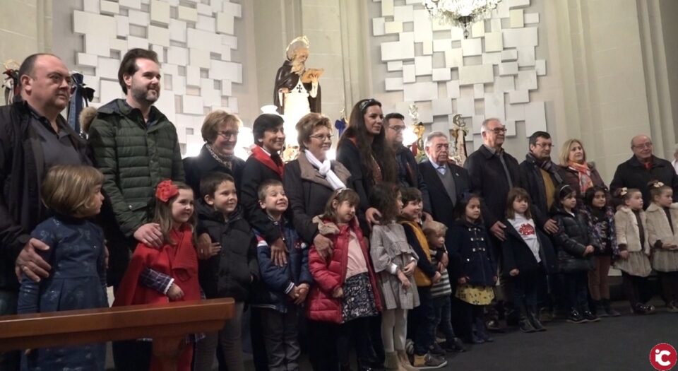 Emotivo acto de presentación de los niños y niñas a San Antón