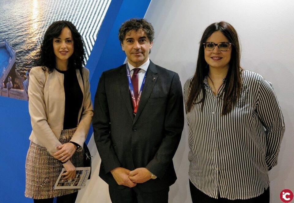 Francesc Colomer es reunix en FITUR amb lalcaldessa i la regidora de Fira per parlar de la Declaració dInterés Turístic Internacional de la Fira
