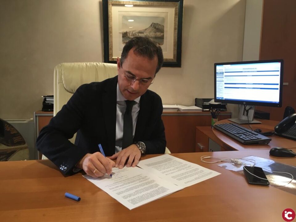 Castillo firma el decreto de cesión de la última parcela para construir el centro de salud en el PAU 2