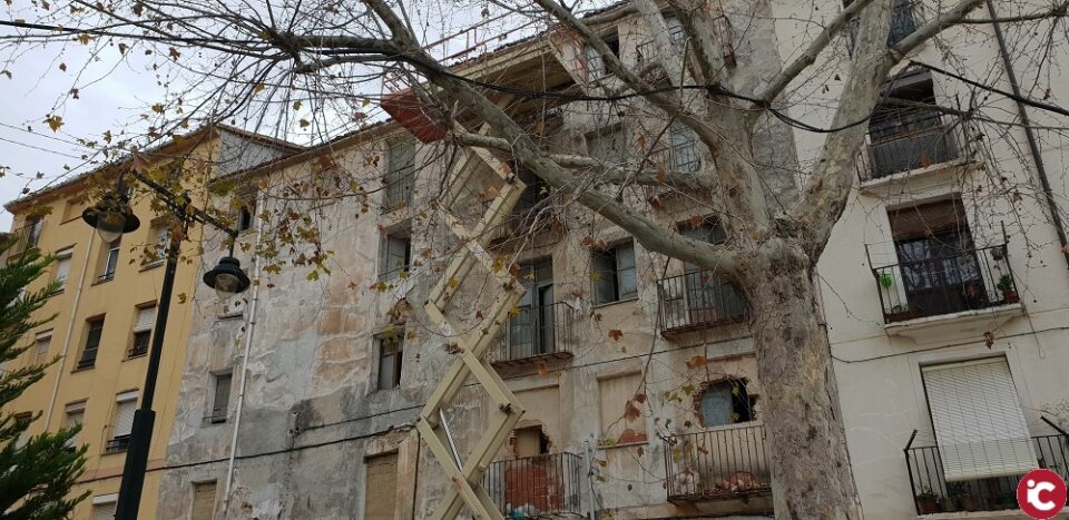 En marxa la demolició dels edificis 102 i 104 del carrer Sant Mateu