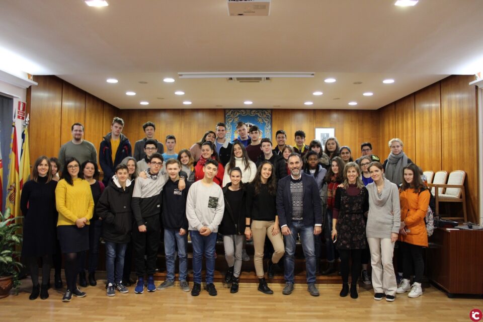 Alumnos del programa Erasmus + del colegio Salesiano de Ibi visitan el Ayuntamiento