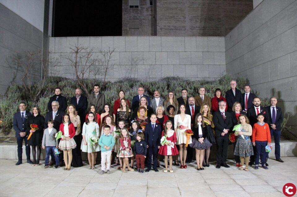Multitudinaria presentación de los cargos festeros ante las autoridades